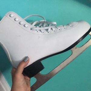 Women’s ice skates